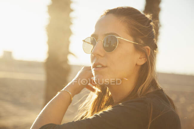 Молодая женщина на закате в Венис-Бич, Калифорния — стоковое фото