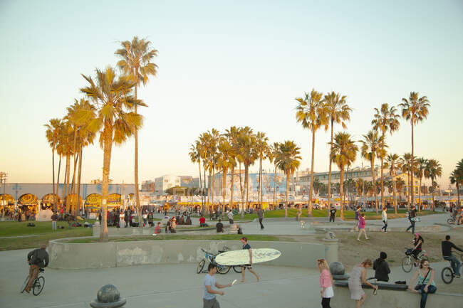 Люди, гуляющие в парке у пляжа Венеция, Лос-Анджелес — стоковое фото