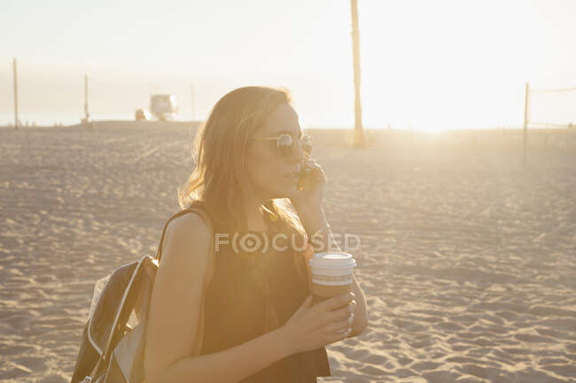 Jovem mulher durante o pôr do sol em Venice Beach, Califórnia — Fotografia de Stock