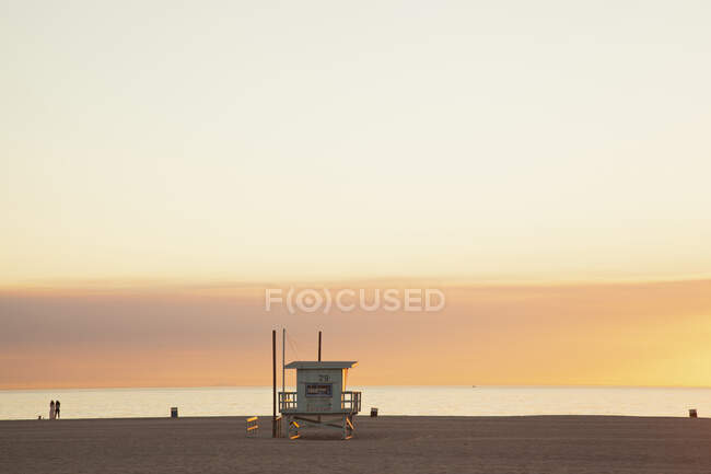 Rifugio bagnino sulla spiaggia di Venezia durante il tramonto — Foto stock