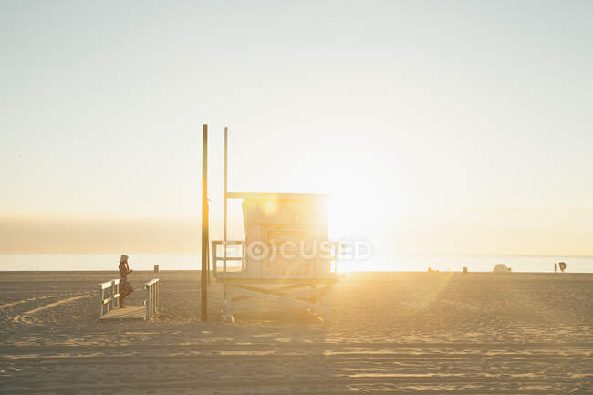 Рятівна хатина на Венеціанському пляжі під час заходу сонця. — стокове фото