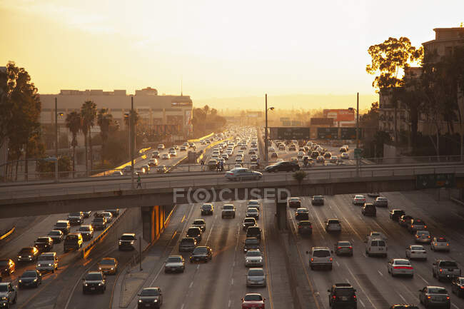 Автомобили по 101 шоссе в Лос-Анджелесе, Калифорния — стоковое фото