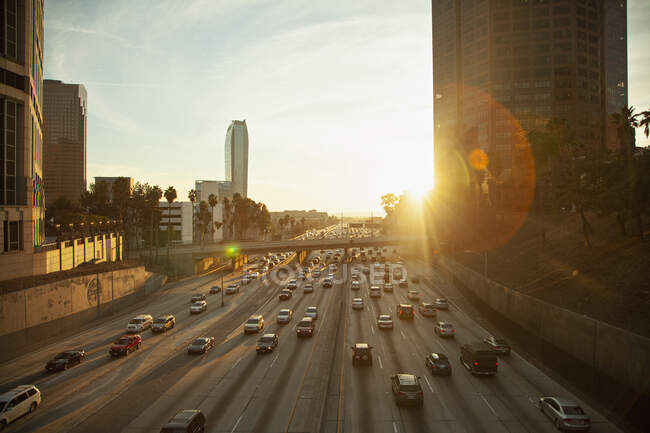 Carros a conduzir na auto-estrada 101 em Los Angeles, Califórnia — Fotografia de Stock