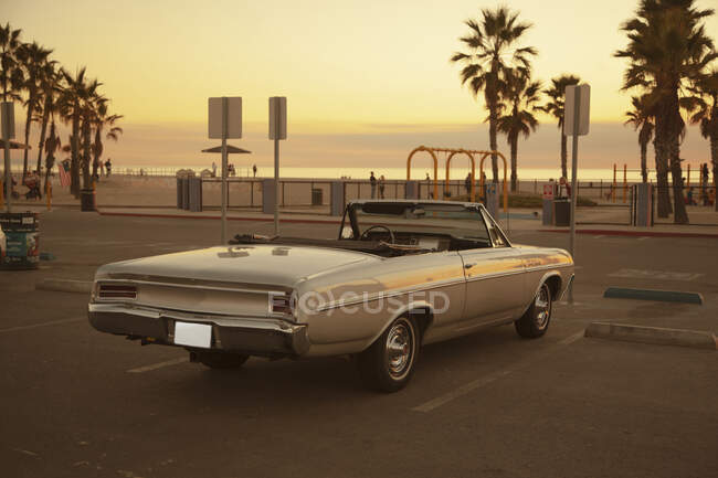 Voiture vintage à Venice Beach au coucher du soleil — Photo de stock