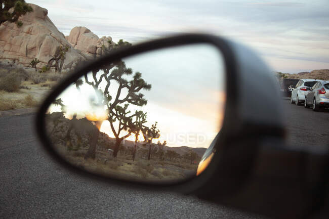 Espelho de asa do carro dirigindo na estrada — Fotografia de Stock