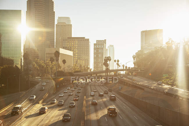 Coches de conducción en 101 Freeway en Los Ángeles, California - foto de stock