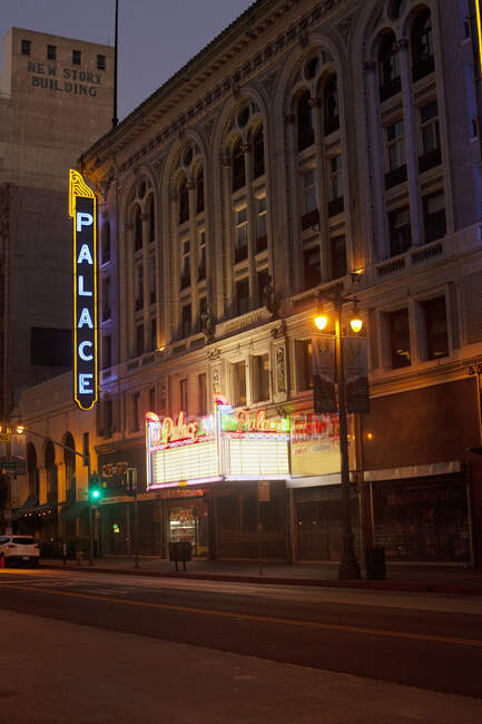 Calle por la noche en Broadway, Los Ángeles - foto de stock