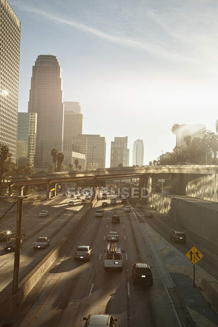 Carros a conduzir na auto-estrada 101 em Los Angeles, Califórnia — Fotografia de Stock