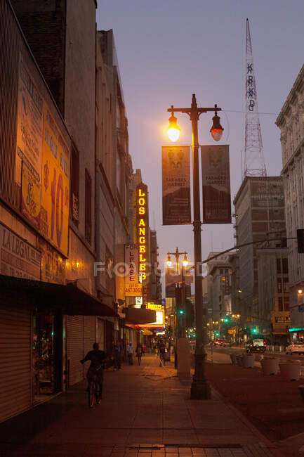 Улица ночью в Бродвее, Лос-Анджелес — стоковое фото