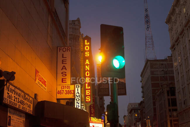 Feux de signalisation sur Broadway à Los Angeles, Californie — Photo de stock