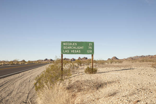 Segnaletica stradale in autostrada attraverso il deserto — Foto stock