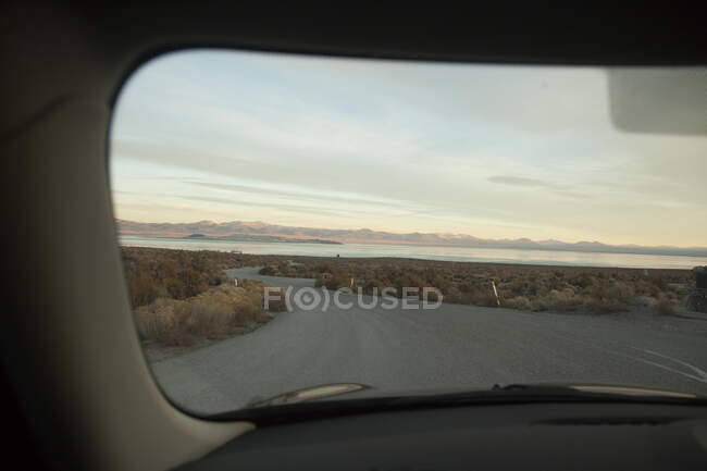 Pára-brisas do carro dirigindo na estrada deserto — Fotografia de Stock
