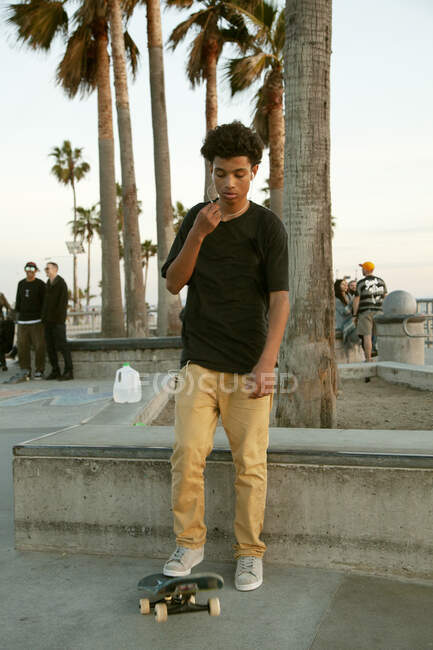 Ragazzo adolescente con skateboard allo skatepark — Foto stock