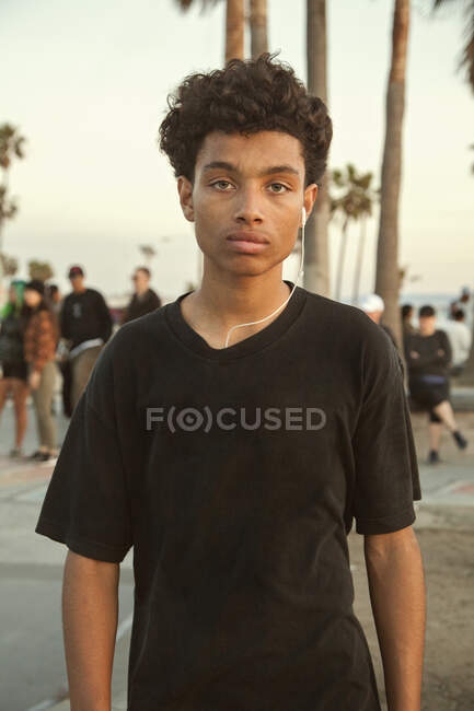Портрет хлопчика-підлітка в чорній футболці — стокове фото