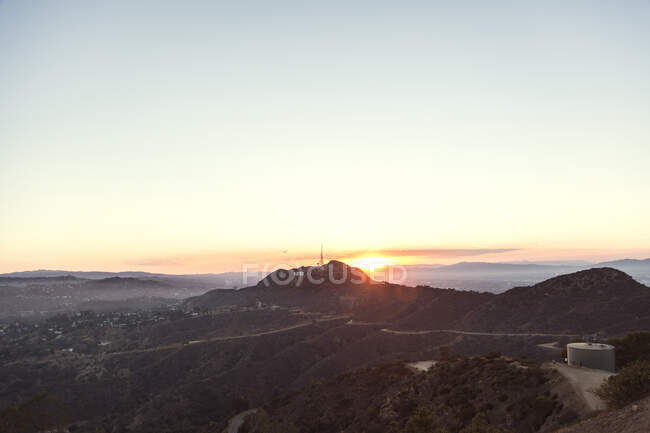 Sinal de Hollywood e Griffith Park em colinas de Los Angeles, Califórnia — Fotografia de Stock