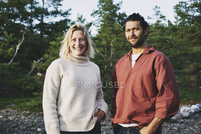 Счастливая пара рядом с лесом — стоковое фото