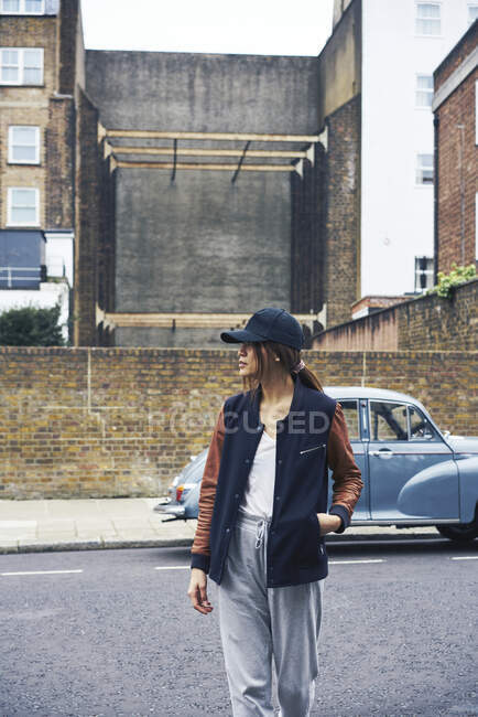 Mulher andando na rua de carro — Fotografia de Stock
