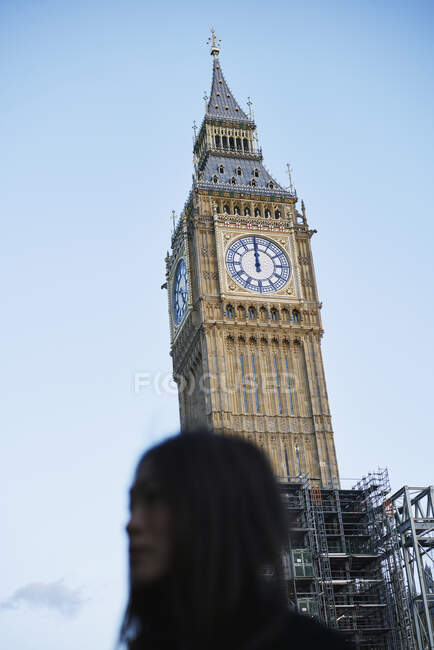 Mujer al lado de Big Ben en Londres, Inglaterra - foto de stock