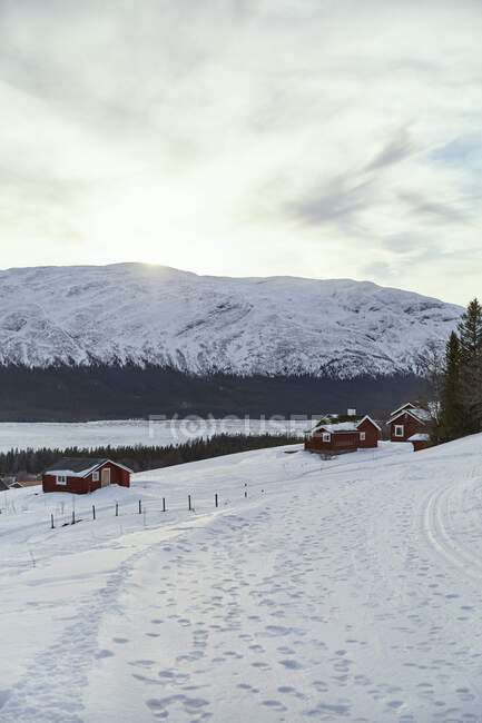 Hütten und Berge unter Schnee — Stockfoto