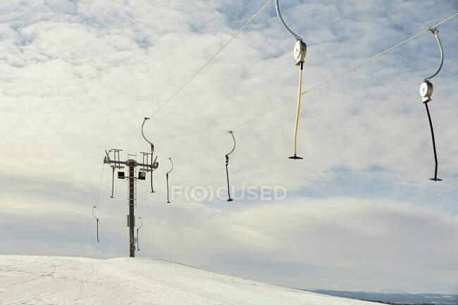 Téléski en montagne en hiver — Photo de stock