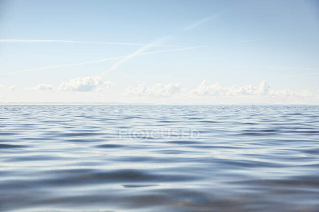 Clouds in sky above lake — Stock Photo