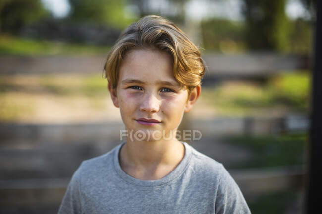 Портрет хлопчика в футболці. — стокове фото