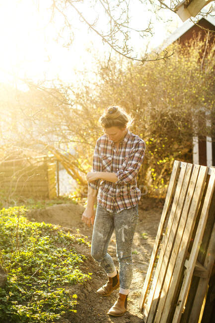 Woman in garden during sunset — Stock Photo
