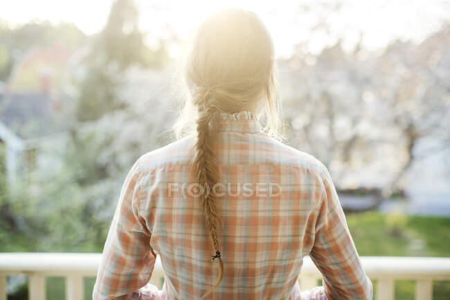 Femme avec tresse et chemise à carreaux — Photo de stock