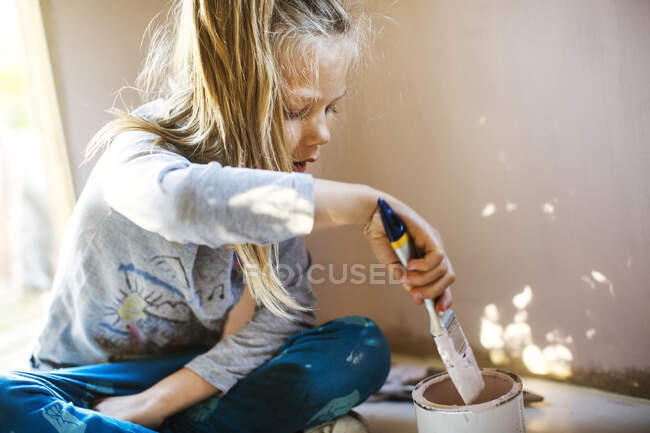 Pintura menina durante a renovação da casa — Fotografia de Stock