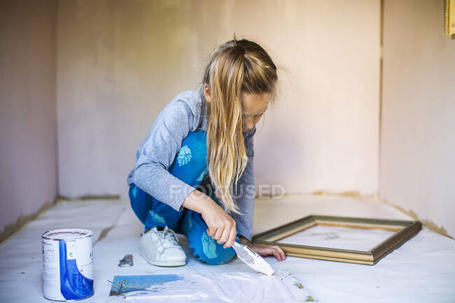 Girl painting during home renovation — Stock Photo