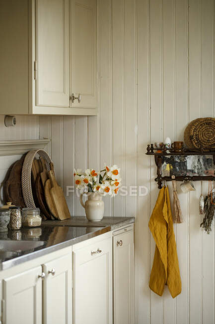 Fiori in vaso sul bancone della cucina — Foto stock