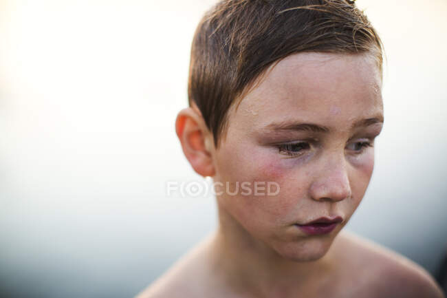 Retrato de niño por lago - foto de stock