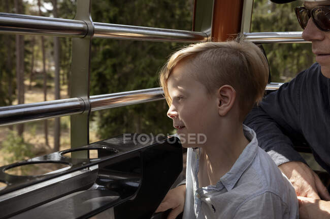 Junge mit seinem Vater im Zoo — Stockfoto