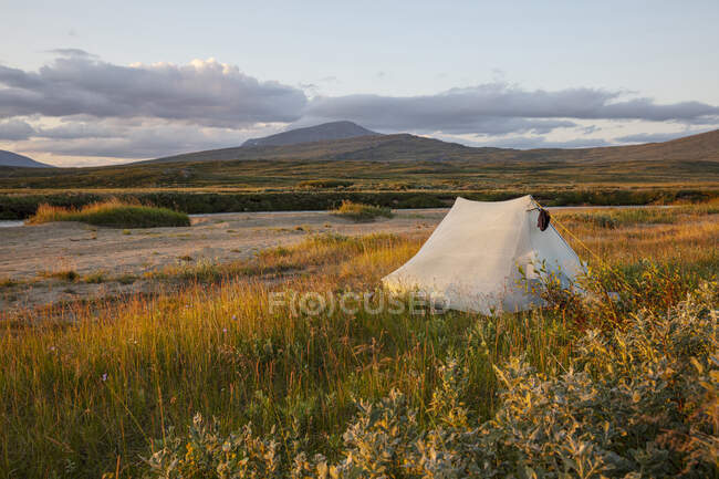 Hügellanges Zelt bei Sonnenuntergang — Stockfoto