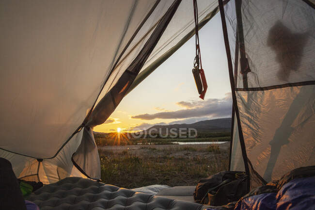 Личная перспектива из палатки на закате — стоковое фото