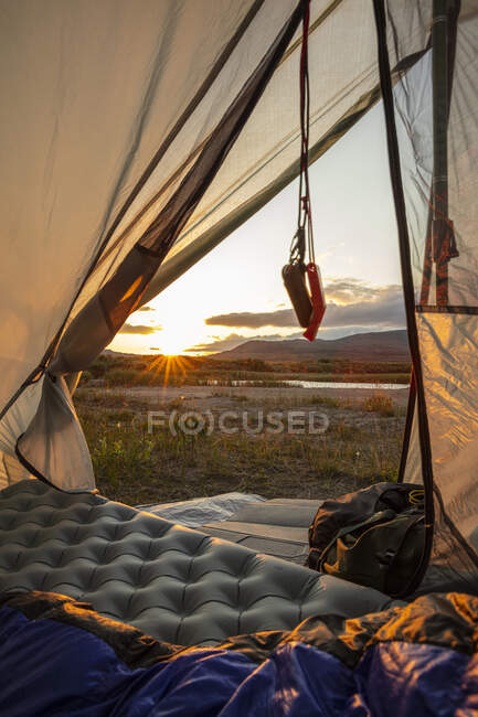 Perspective personnelle de la tente pendant le coucher du soleil — Photo de stock