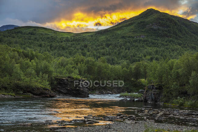 Montagne et ruisseau au coucher du soleil — Photo de stock