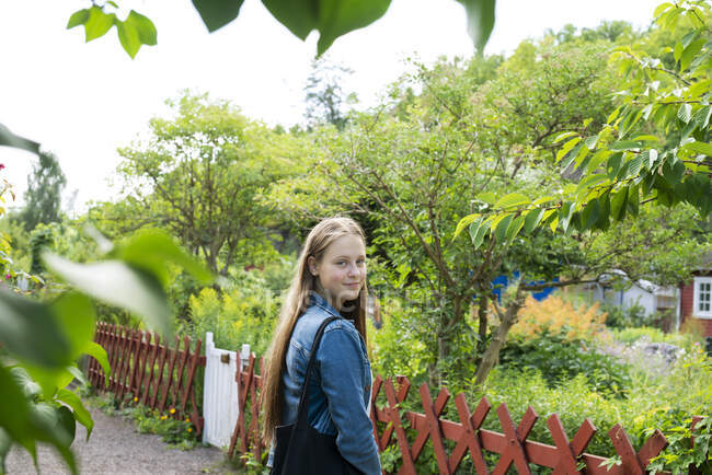Sorridente ragazza adolescente nel parco — Foto stock
