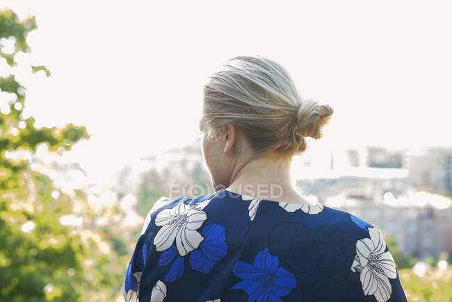 Vista posteriore di giovane donna al tramonto — Foto stock