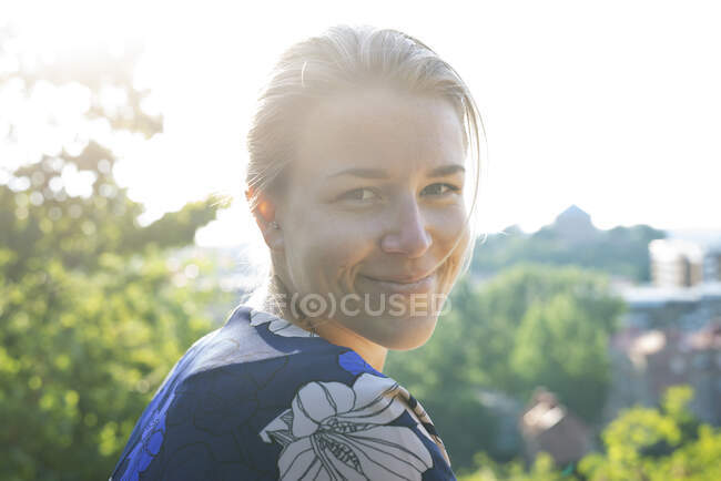 Портрет усміхненої молодої жінки на заході сонця — стокове фото