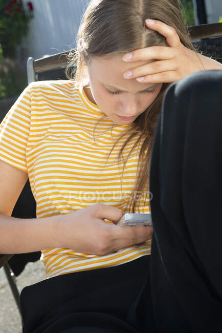 Mensagens de texto adolescente menina no smartphone — Fotografia de Stock