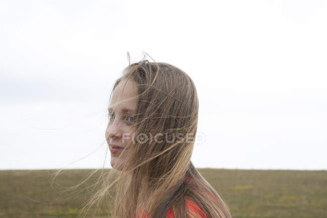 Porträt eines Teenager-Mädchens im Feld — Stockfoto
