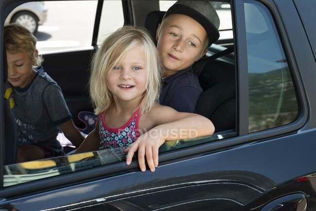 Kinder sitzen zusammen im Auto — Stockfoto