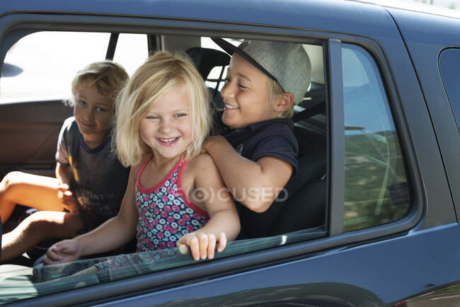 Kinder sitzen zusammen im Auto — Stockfoto
