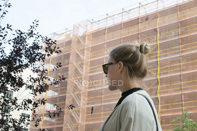 Junge Frau nach Baustelle — Stockfoto