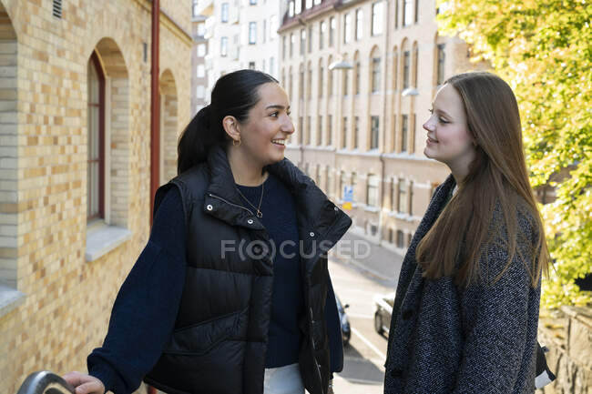 Молодая женщина разговаривает на городской улице — стоковое фото