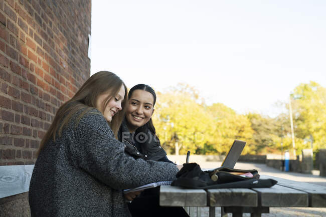 Junge Frauen studieren auf Parkbank — Stockfoto