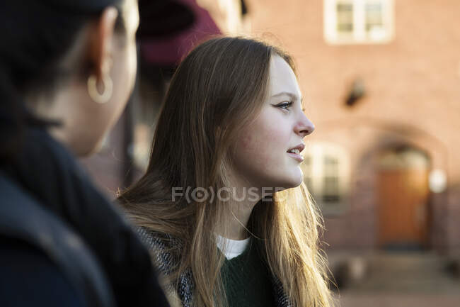 Mujer joven con su amigo en la ciudad - foto de stock