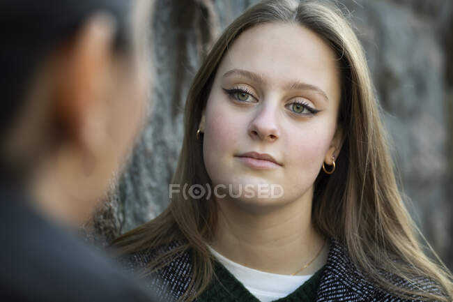 Jovem mulher ouvindo seu amigo — Fotografia de Stock