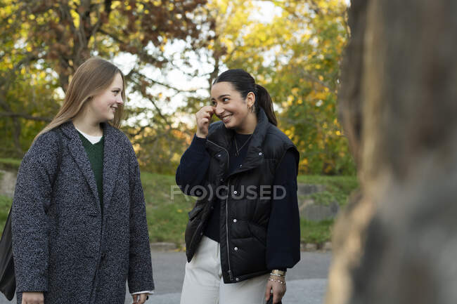 Молодые женщины разговаривают на городской улице — стоковое фото